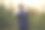 口渴的男运动员在户外健身后休息，用瓶子喝水。图片下载