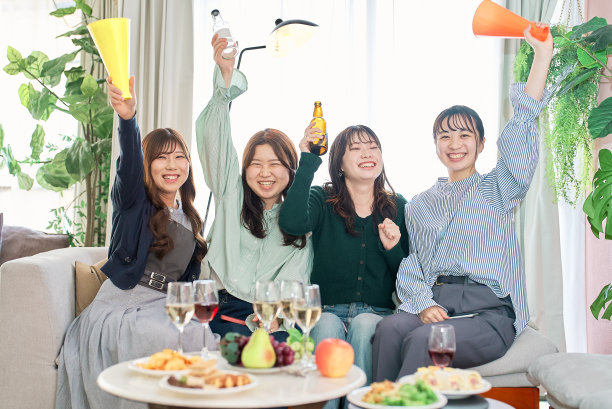 四个年轻女子在看体育比赛图片下载