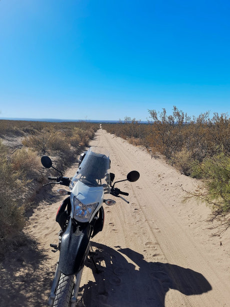 沙漠中的摩托车图片下载