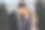 一对年轻情侣在城市街道上接吻的特写照片。图片下载