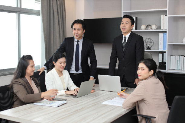 在现代写字楼和城市背景下，亚洲年轻商务人士团队在商务会议上共同讨论、研究、头脑风暴和计划工作的协作过程图片下载