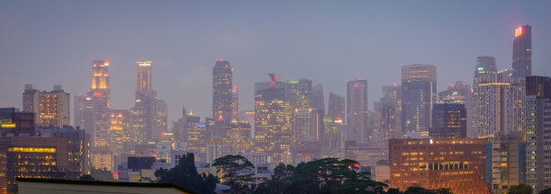 从Jalan Bukit Merah俯瞰新加坡城市夜景图片下载