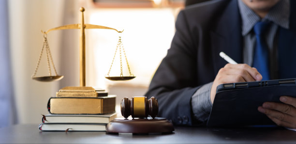 法律概念和律师权力，在法庭上对刑事判决和法院判决进行锤击判决，对犯罪和刑事判决进行公正审判图片下载