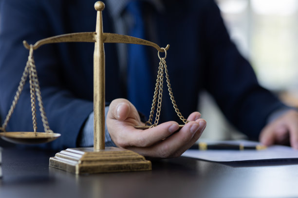 法律概念和律师权力，在法庭上对刑事判决和法院判决进行锤击判决，对犯罪和刑事判决进行公正审判图片下载