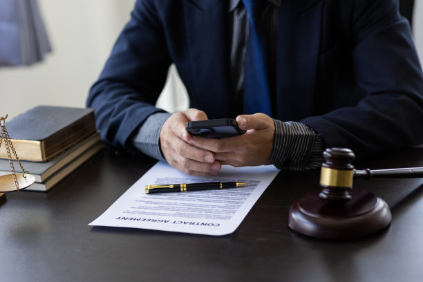 法律概念和律师权力，在法庭上对刑事判决和法院判决进行锤击判决，对犯罪和刑事判决进行公正审判图片下载