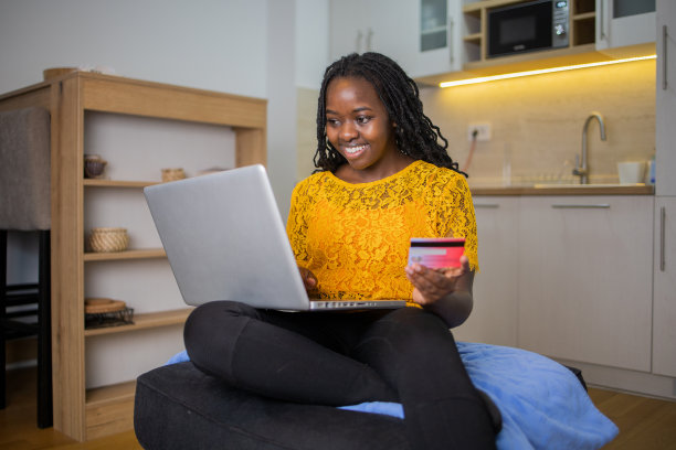 快乐的女人在网上购物图片下载