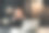 年轻的亚洲商人晚上在黑暗的办公室里用笔记本电脑工作。迷人英俊的印度男人在深夜带着落地灯的温暖灯光在家里努力加班图片下载