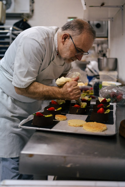 糕点师使用酥皮袋图片下载