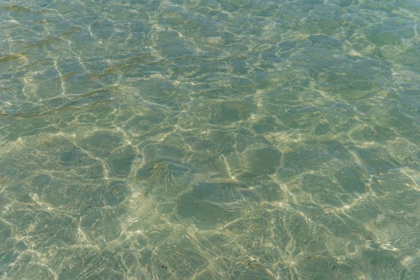 由阳光影响水面而产生的光和影图片下载