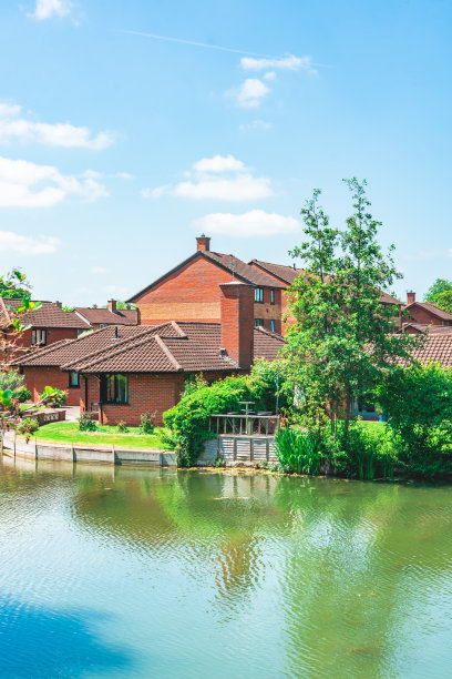 湖面上的倒影。湖景图片下载