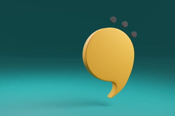 黄色语音气泡或撇号，上面有3个黑点，绿色背景。说明沟通和讨论的概念图片下载