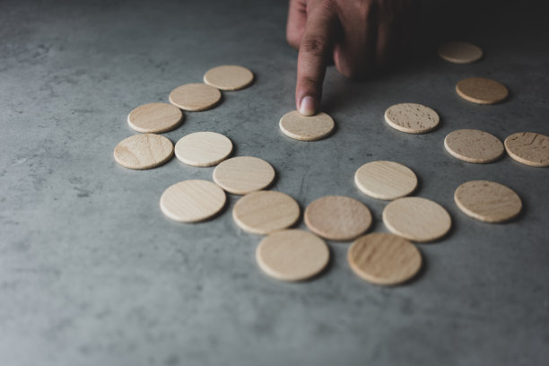 男性选择从众多木块中挑出一块图片下载