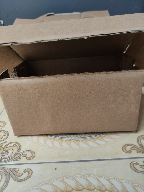 回收用过的纸板箱，制成可使用的纸板箱图片下载