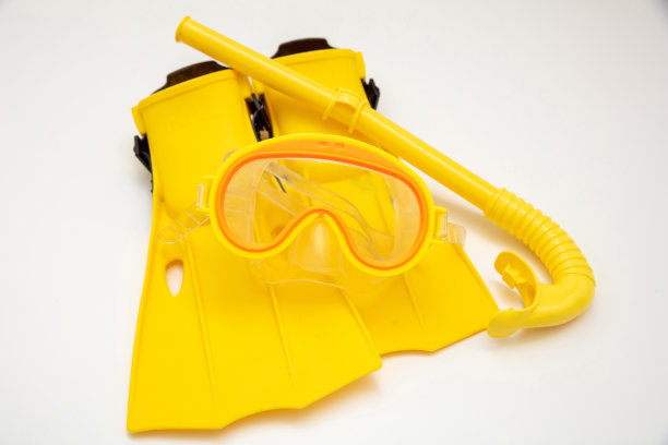 黄色潜水设备，面罩，通气管和脚蹼在透明背景上隔离。PNG图片下载
