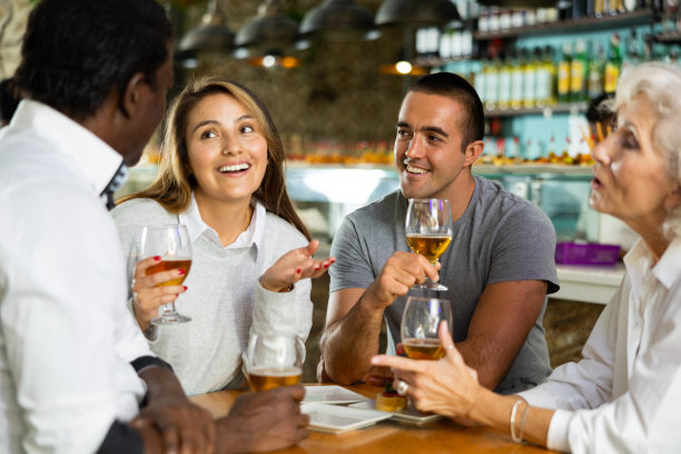 人们在酒吧里边喝酒边聊天图片下载
