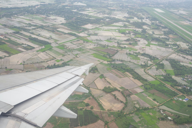 飞机上窗外的风景图片下载