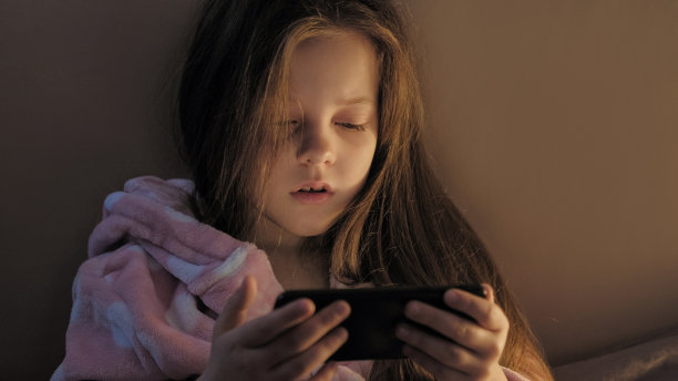 睡前小玩意孩子失眠女孩看视频图片下载