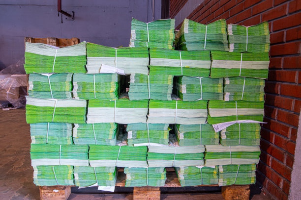 印刷成品等待分发给客户。图片下载