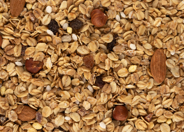 以坚果和葡萄干为背景的格兰诺拉麦片图片下载