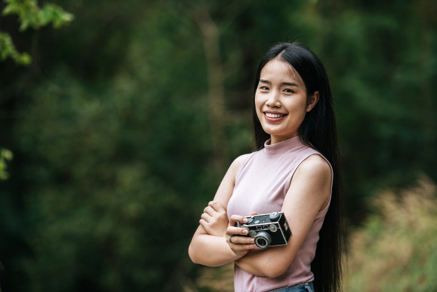 美女在自然公园用数码相机摄影图片下载