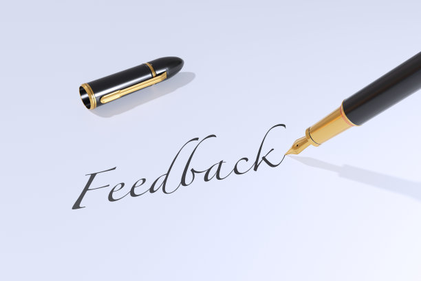 黑色钢笔正在白纸上书写“反馈”二字。说明客户响应和沟通的概念图片下载