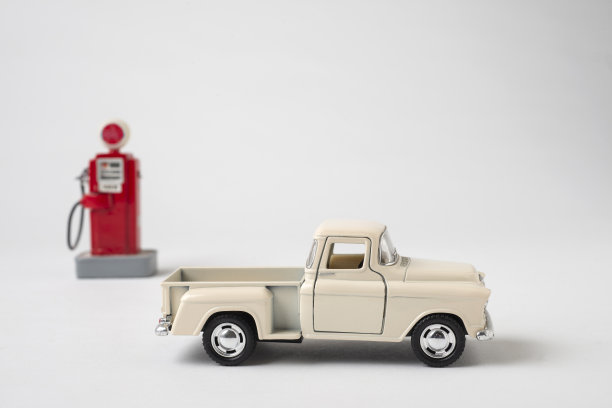 带有复古气泵的玩具卡车。图片下载