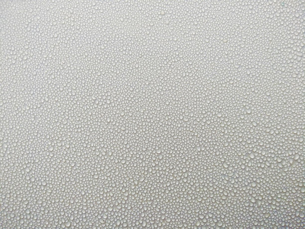 抽象背景玻璃上的水滴，窗玻璃上的雨滴，露水和湿气与湿地板，湿地板和雨点在引擎盖上图片下载