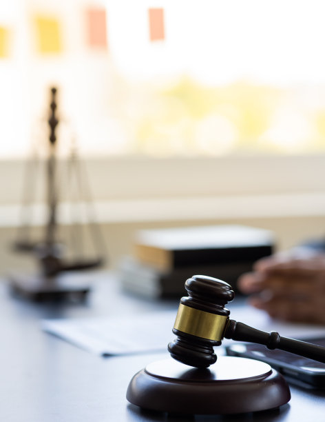 法律概念和律师权力，在法庭上对刑事判决和法院判决进行锤击判决，对犯罪和刑事判决进行公正审判图片下载