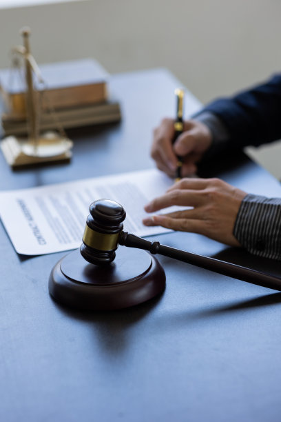 法律概念和律师权力，在法庭上对刑事判决和法院判决进行锤击判决，对犯罪和刑事判决进行公正审判图片下载