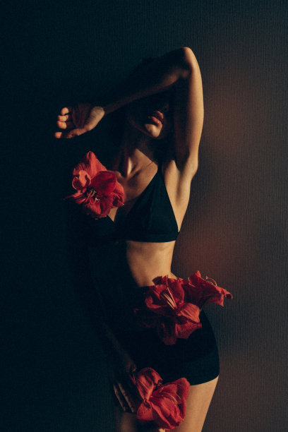 一个感性的女人拿着花的照片图片下载