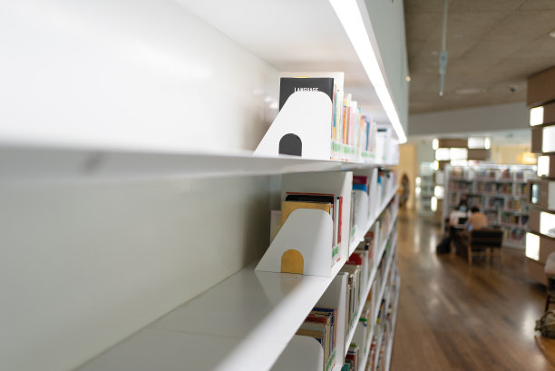 新加坡城市的图书馆和书架上的书。图片下载