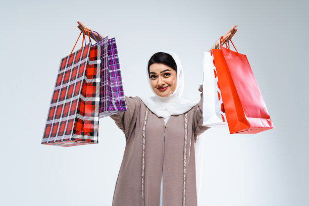 美丽的阿拉伯中东妇女与传统的长袍在工作室图片下载