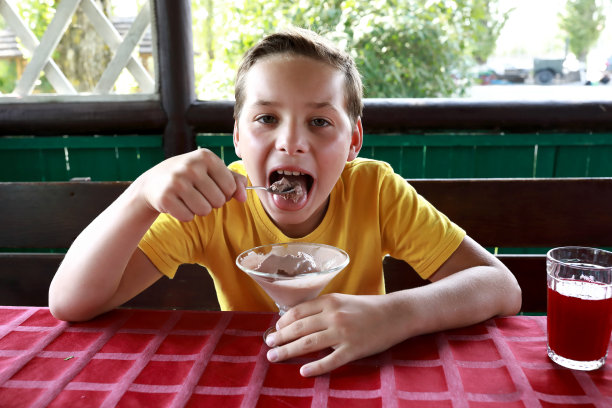 小孩在凉亭吃冰淇淋图片下载