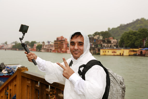 旅行者用万向节和移动相机拍摄图片下载