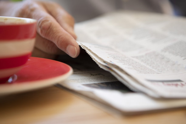 成年男性的手和报纸的特写图片下载