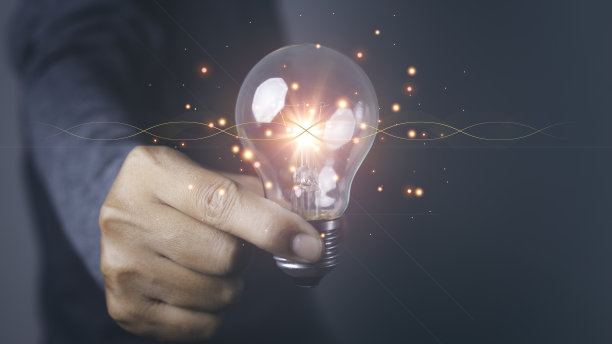拿着电灯泡的人用创新的技术和创新的新思想。图片下载