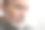 心烦意乱的老男人在室内哭泣，特写。孤独的概念图片下载