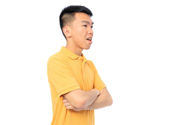 一个微笑的十几岁男孩的侧面肖像图片下载