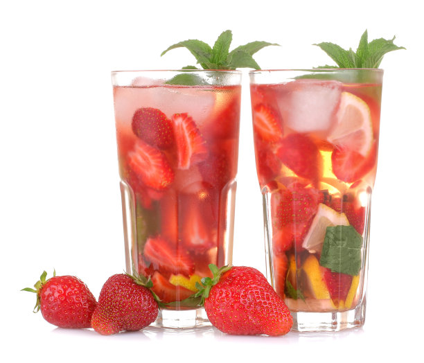 草莓莫吉托。清凉的夏日鸡尾酒，配以草莓、薄荷、柠檬和冰块图片下载