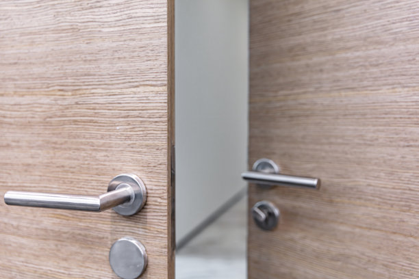 两扇木门之间的缝隙被打开了图片下载