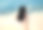 空屏移动沙滩手机。夏季蓝色大海背景下手持移动智能手机的黑色空白桌面屏幕模拟图像。旅游预订，搜索，商务营销。图片下载