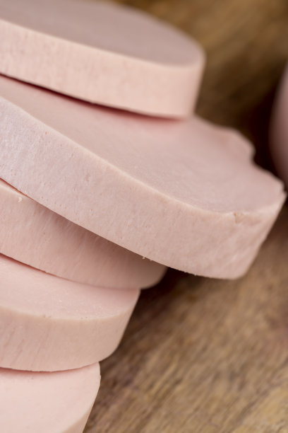 美味的新鲜煮香肠放在砧板上图片下载