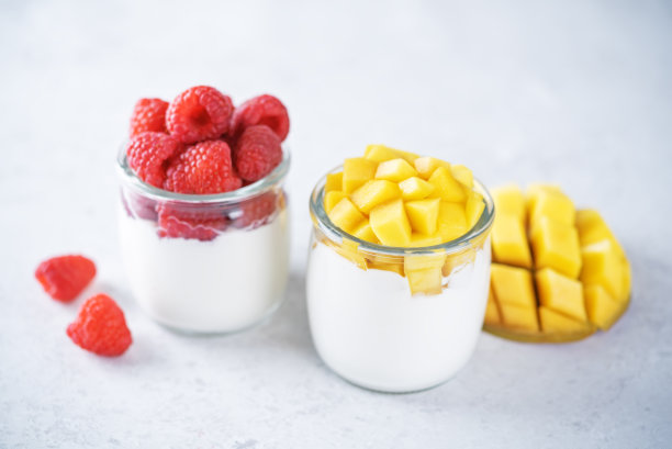 一套希腊酸奶，芒果和覆盆子冻在罐子里图片下载