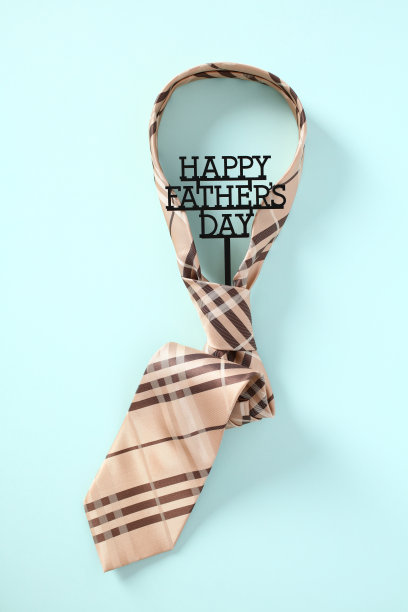 父亲节快乐的概念。蓝色桌子上系着“父亲节快乐”的字样。图片下载