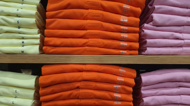 商店里陈列着一堆五颜六色的裤子图片下载