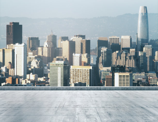 空的混凝土肮脏的屋顶在一个美丽的旧金山城市天际线的背景在白天，模型图片下载