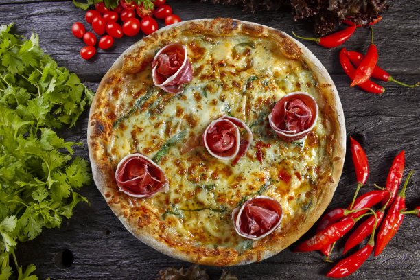 帕尔玛火腿披萨是用木头烤炉烤的图片下载