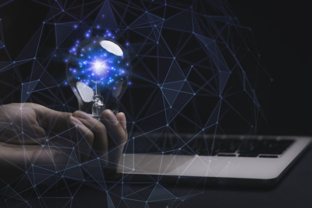 拿着灯泡的女商人，有创意的新想法。创新，头脑风暴，解决方案和灵感概念。想象力，在多边形背景下解决问题的创造性思维。图片下载