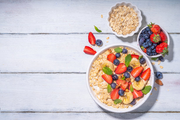 甜美的夏日早餐燕麦与浆果图片下载