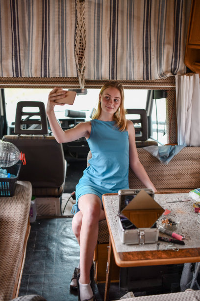 金发美女在房车里自拍图片下载
